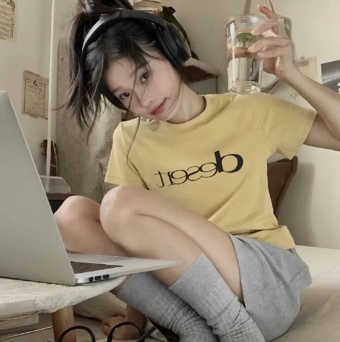 戴耳机办公小众女生头像