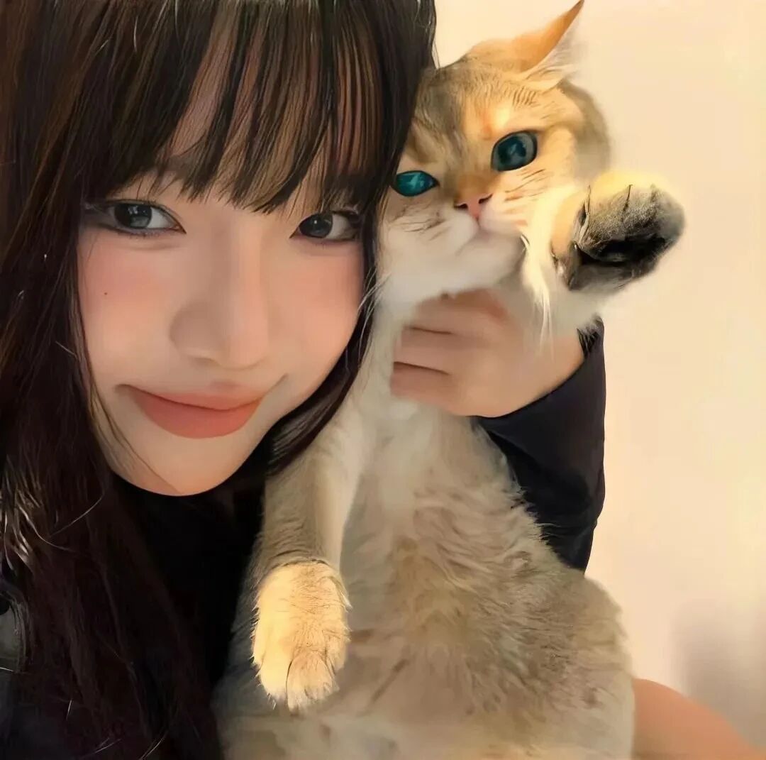 抱着猫咪甜妹女生头像