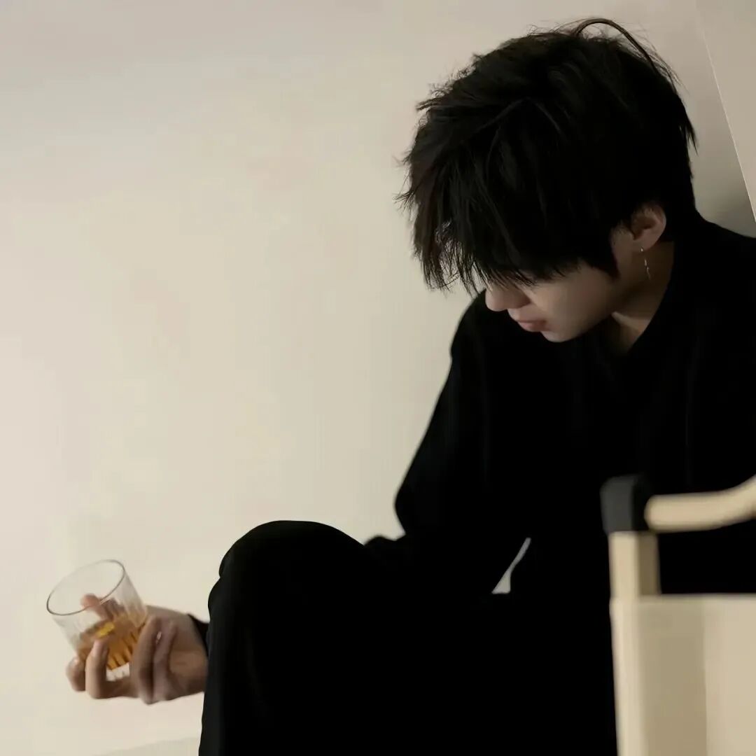 痞帅侧脸男生头像