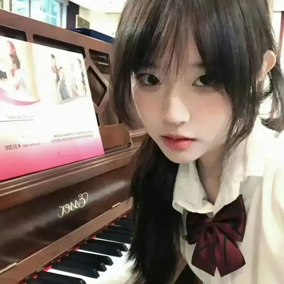弹琴小众女生头像
