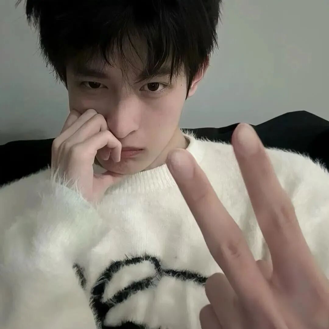 剪刀手个性男生头像