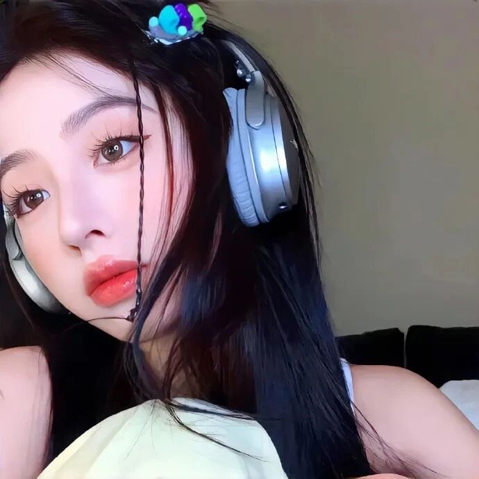 戴耳机小众女生头像