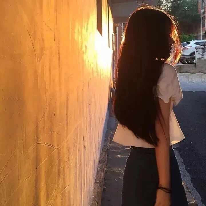 光感侧脸女生头像
