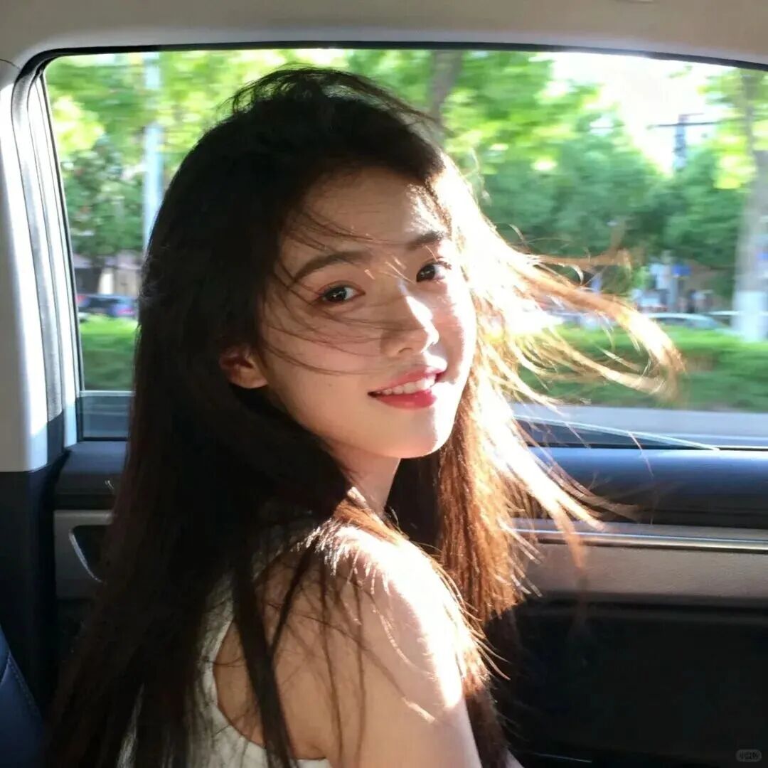 车内甜妹女生头像
