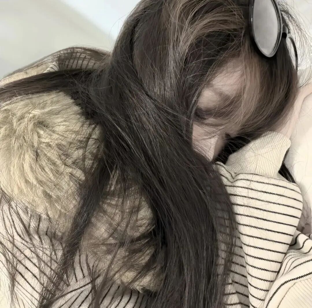 趴着甜妹女生头像