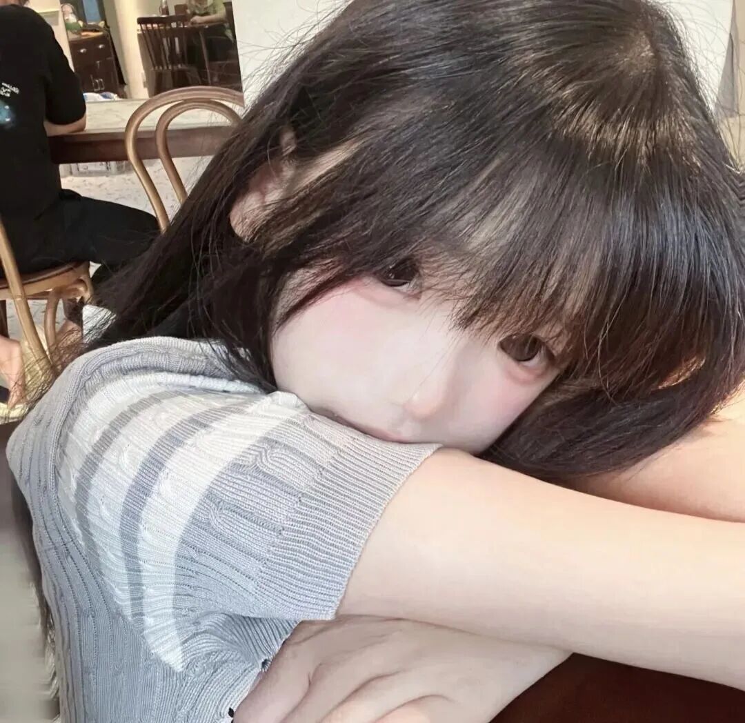 趴着少萝女生头像
