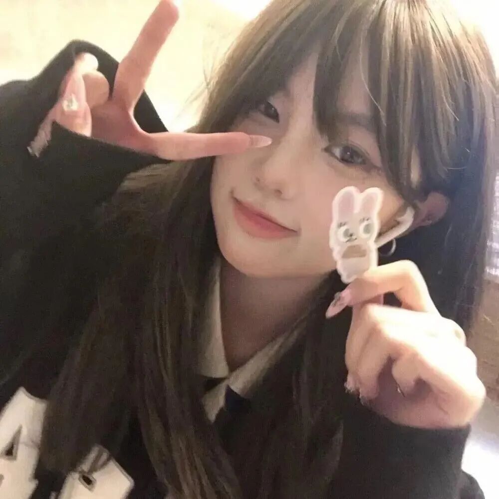 剪刀手甜妹女生头像