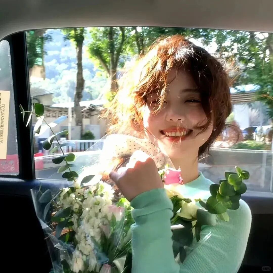 鲜花车内甜妹女生头像