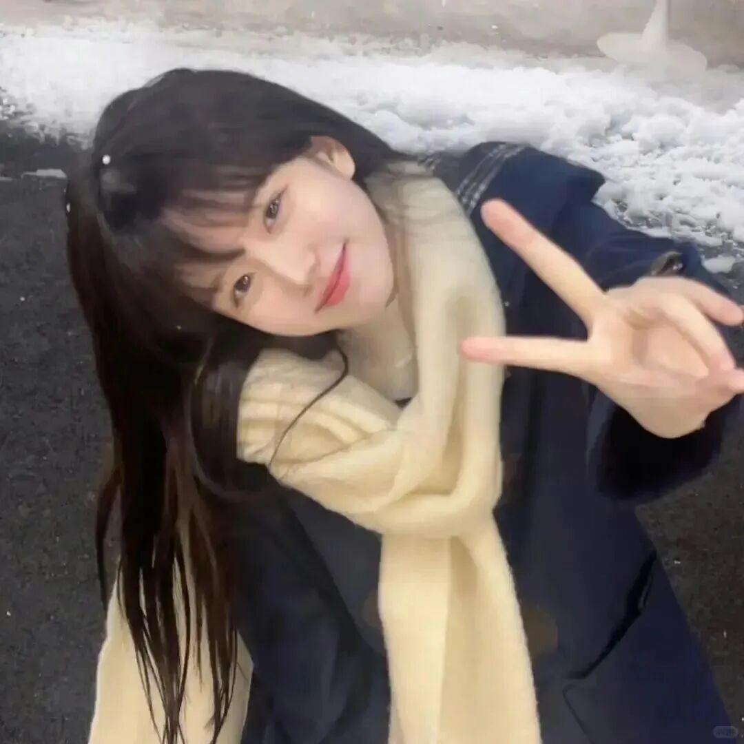 海边剪刀手甜妹女生头像
