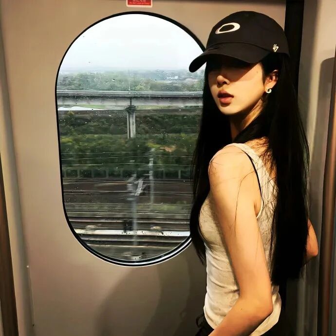 休闲帽气质女生头像