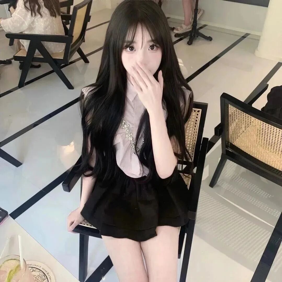 捂嘴纯欲女生头像