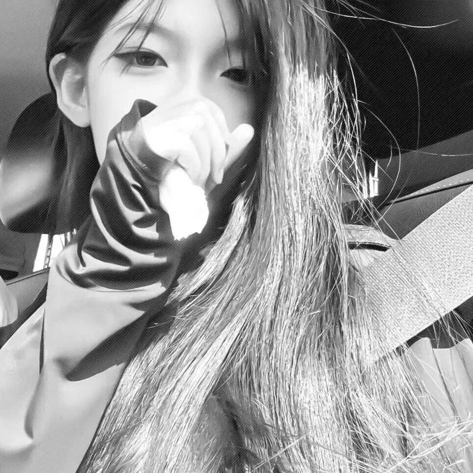 黑白个性女生头像