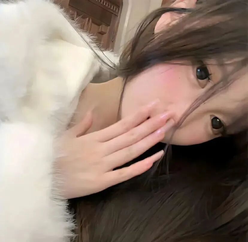 捂嘴纯欲女生头像