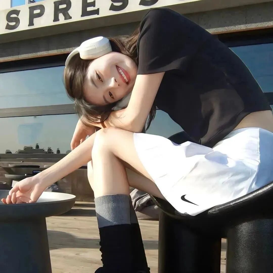 光感戴耳机女生头像