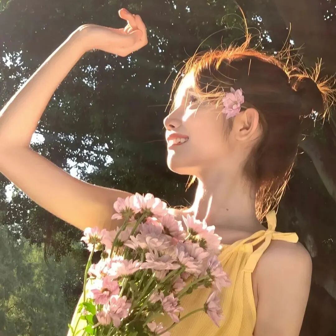 氛围感鲜花侧脸女生头像