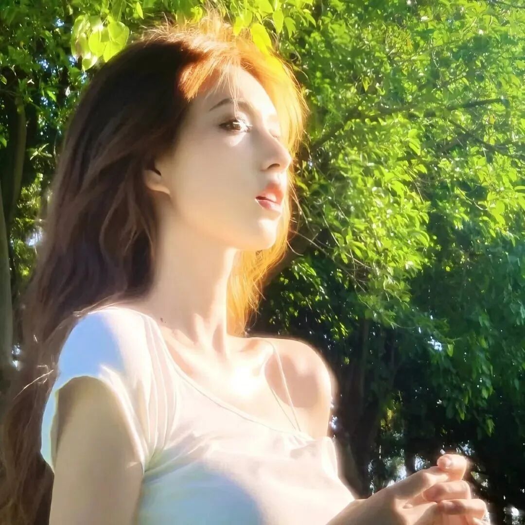 光感侧脸女生头像