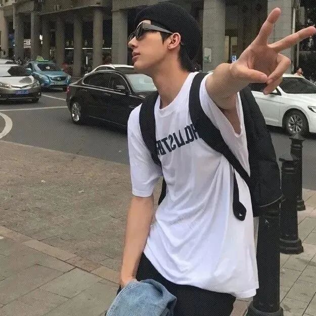 侧脸墨镜个性男生头像