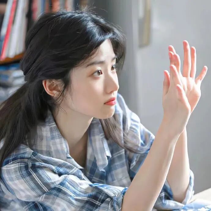 侧脸温柔女生头像