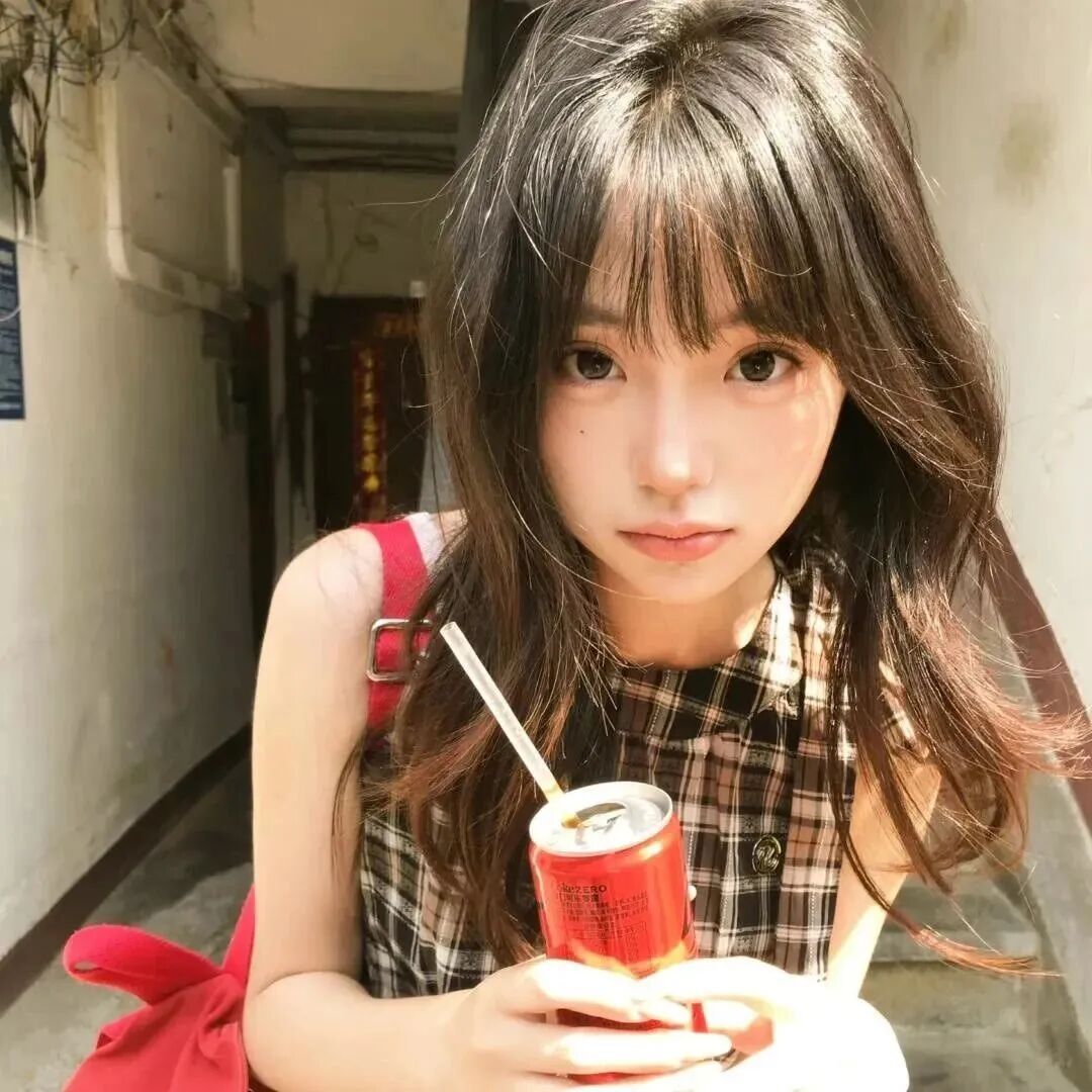 喝饮料甜妹女生头像
