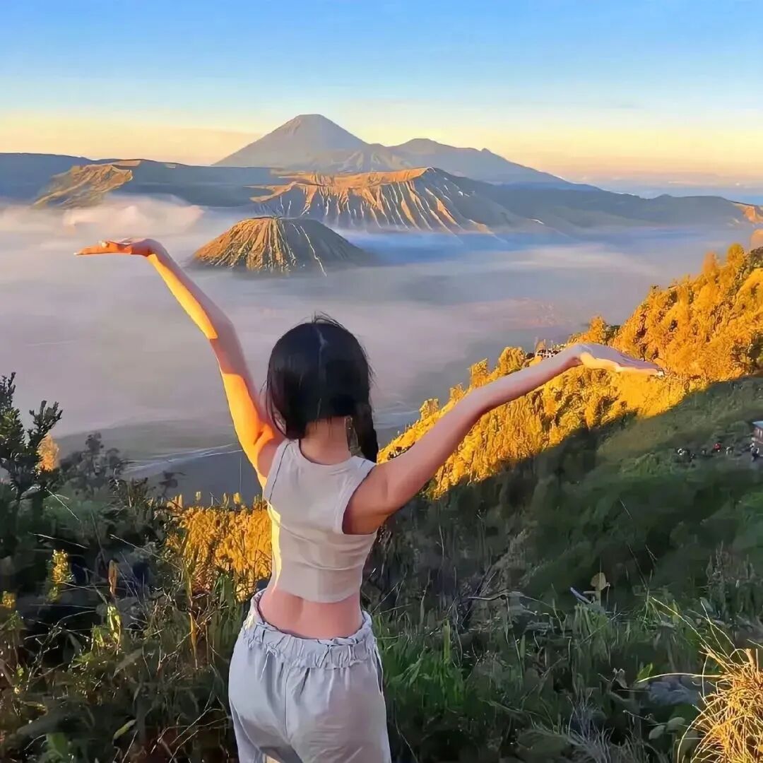 高山自由感背影不露脸女生头像