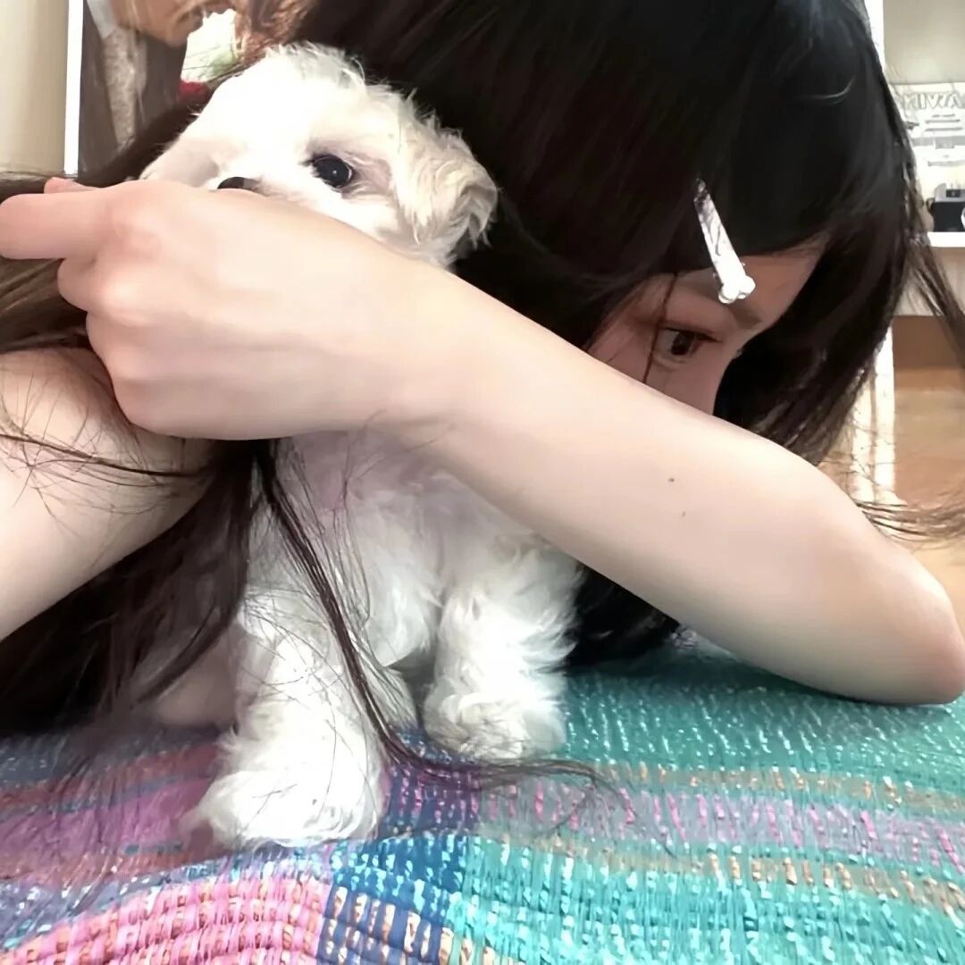 抱着狗狗甜妹侧脸女生头像