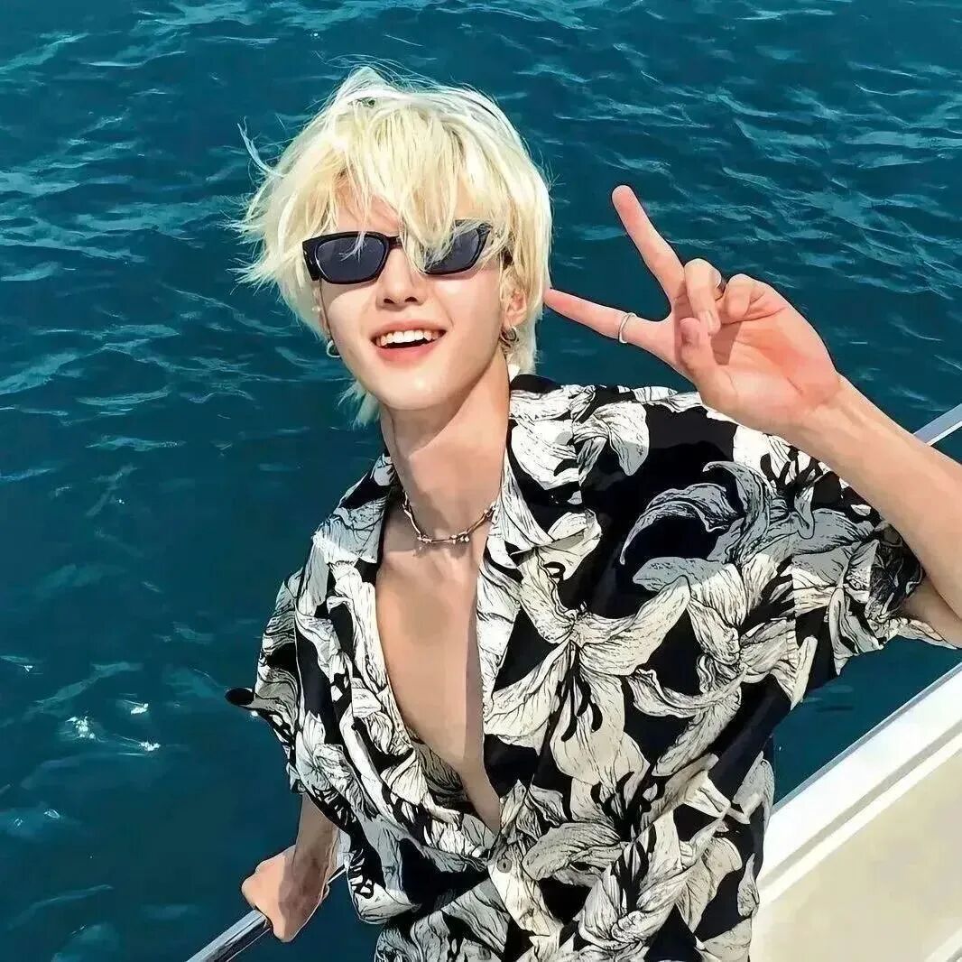 海边墨镜剪刀手个性男生头像