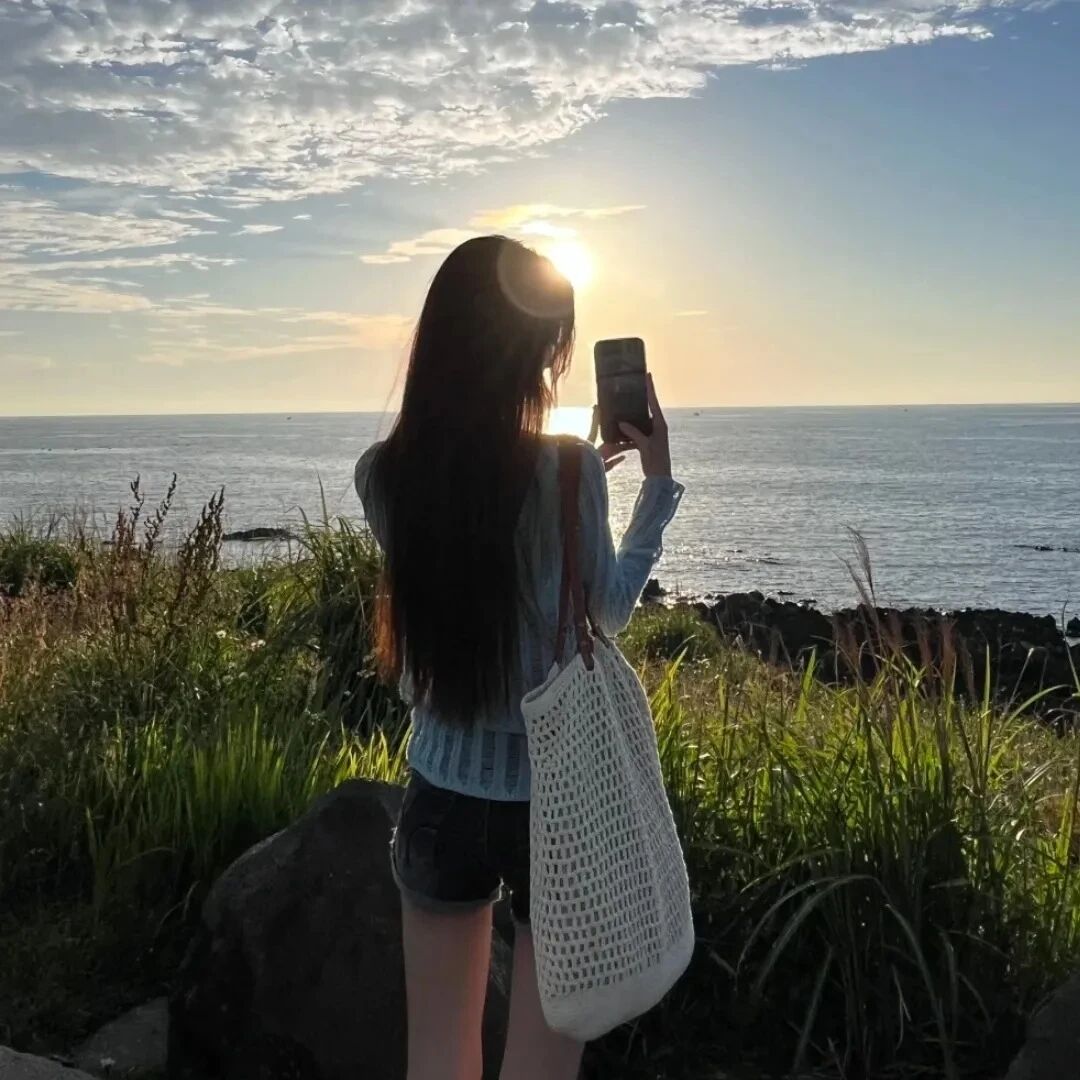 自由感海边背影不露脸女生头像