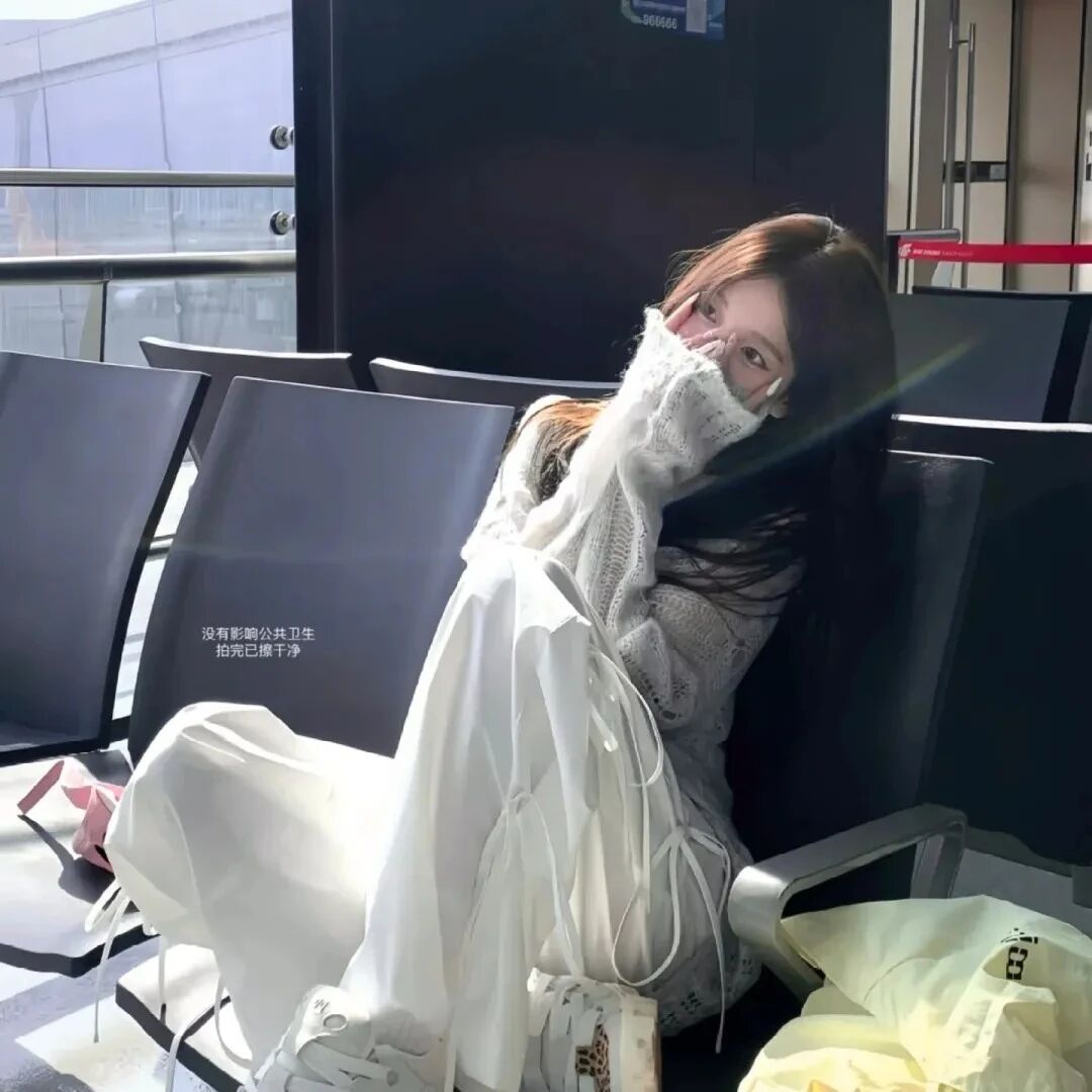 捂嘴温柔女生头像