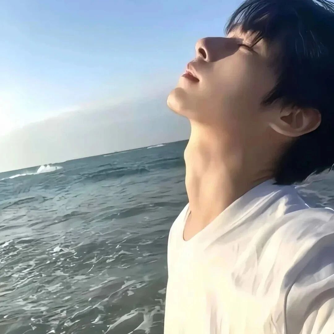 海边小众侧脸男生头像