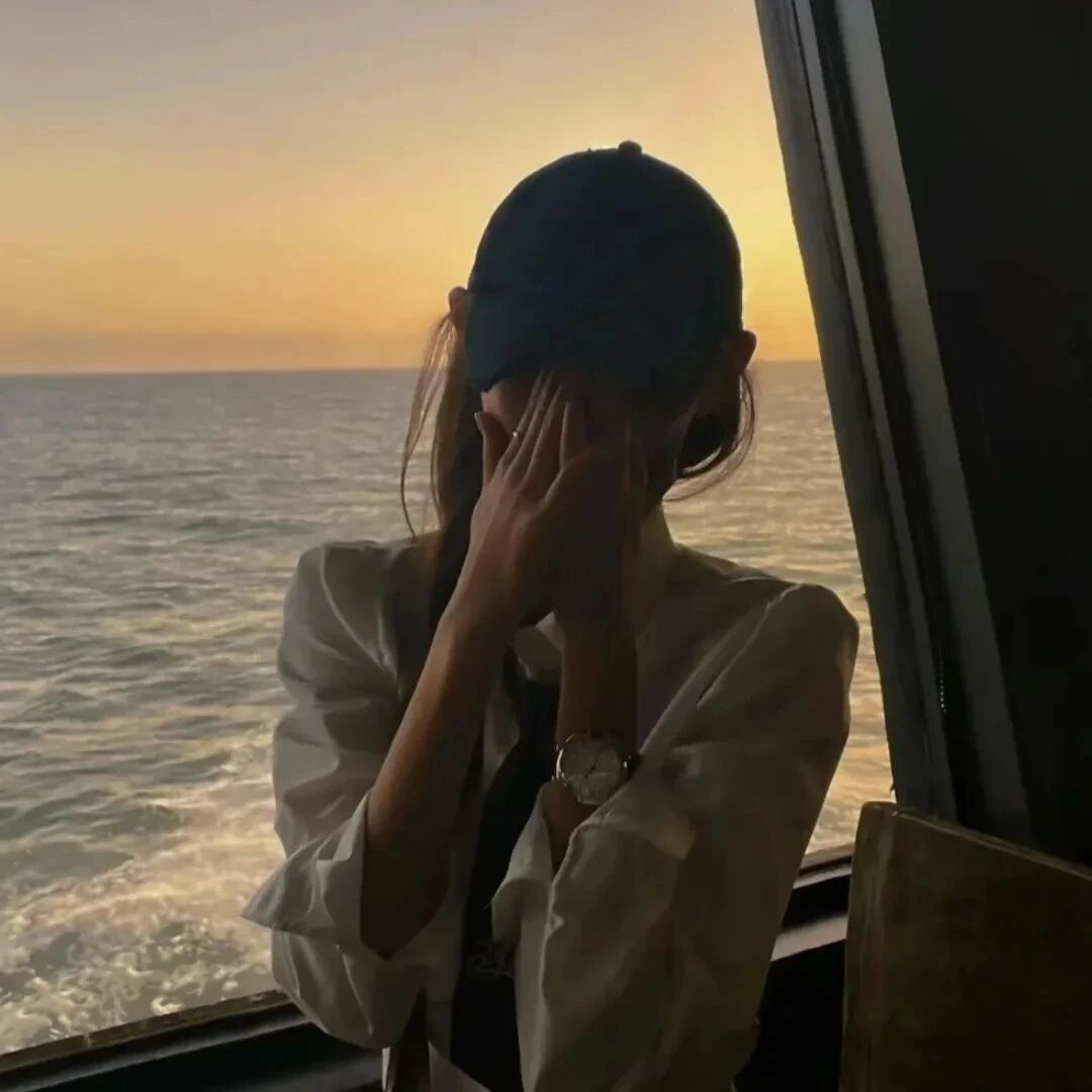 氛围感海边捂嘴女生头像