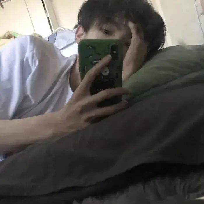 躺着自拍手机个性男生头像