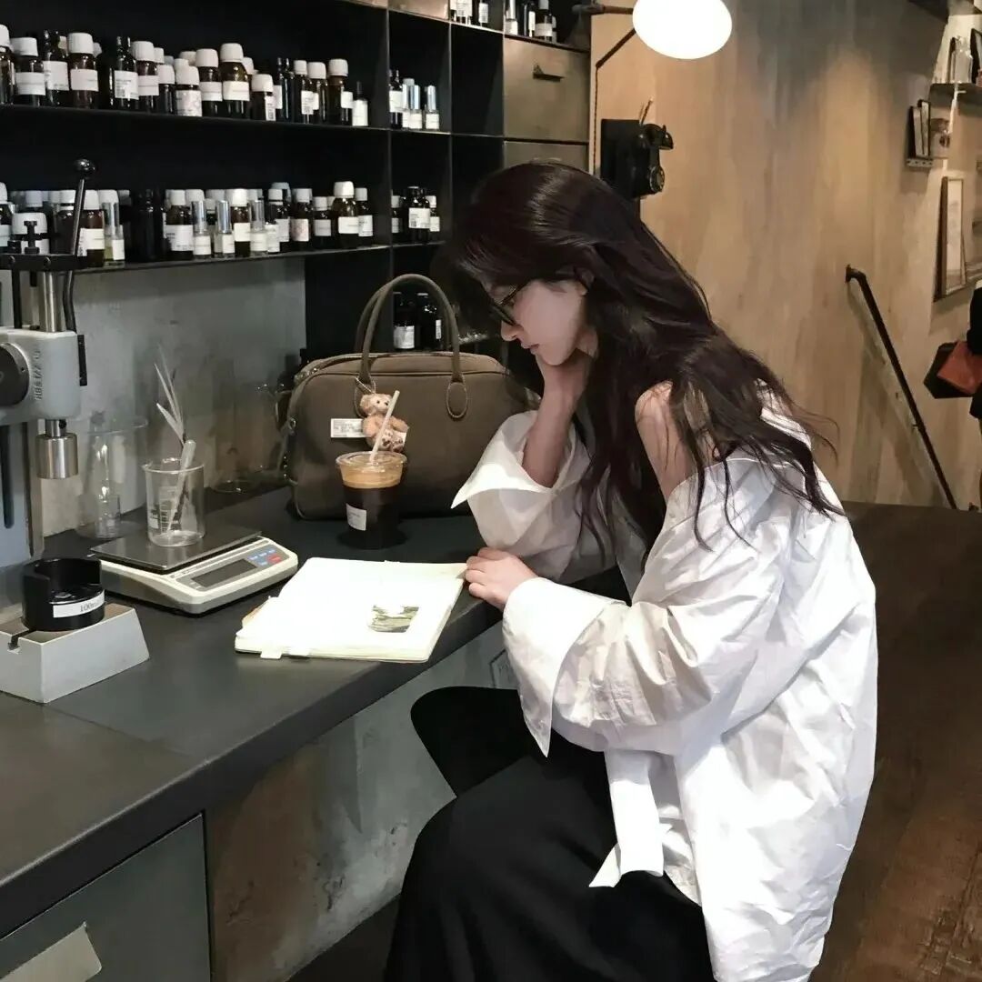 看书气质侧脸女生头像