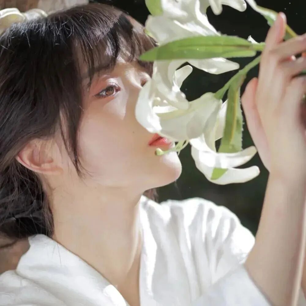 新中式侧脸女生头像