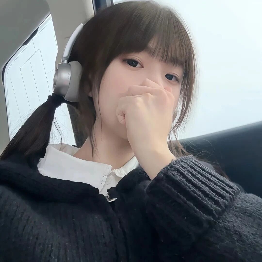 戴耳机捂嘴甜妹女生头像