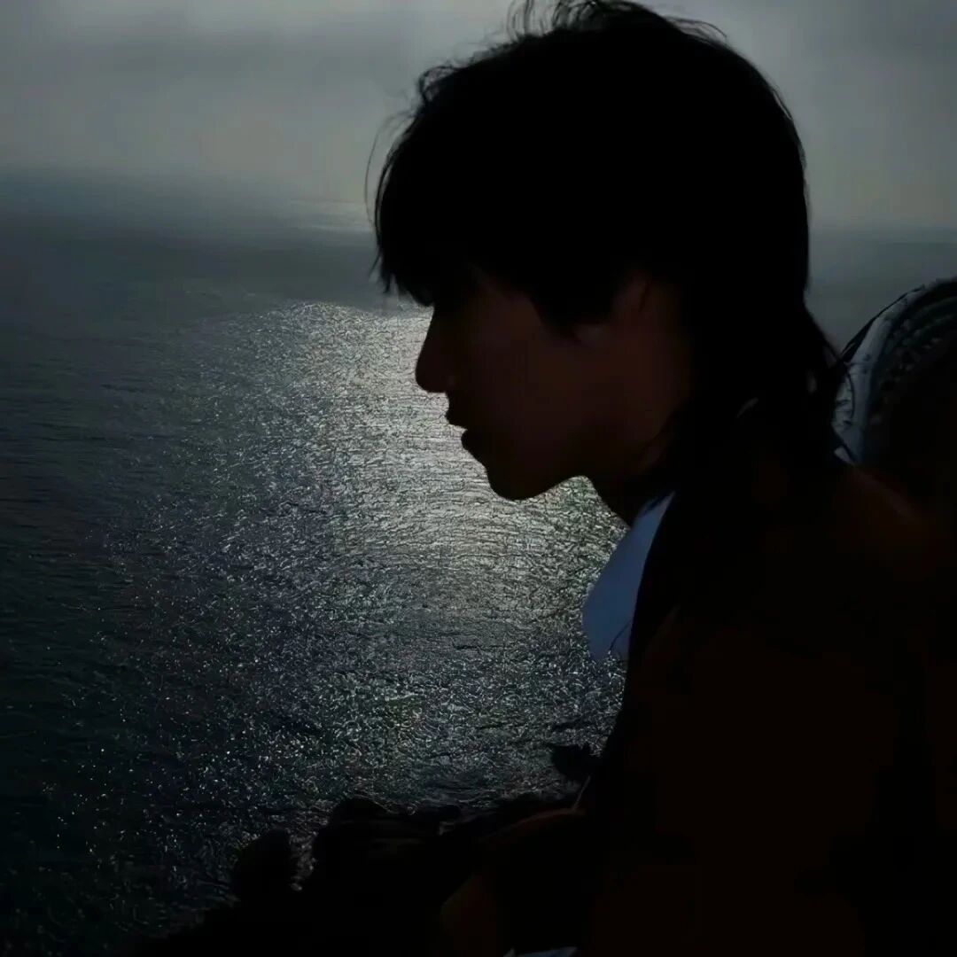 氛围感海边侧脸男生头像