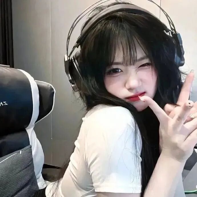 戴耳机剪刀手甜妹女生头像