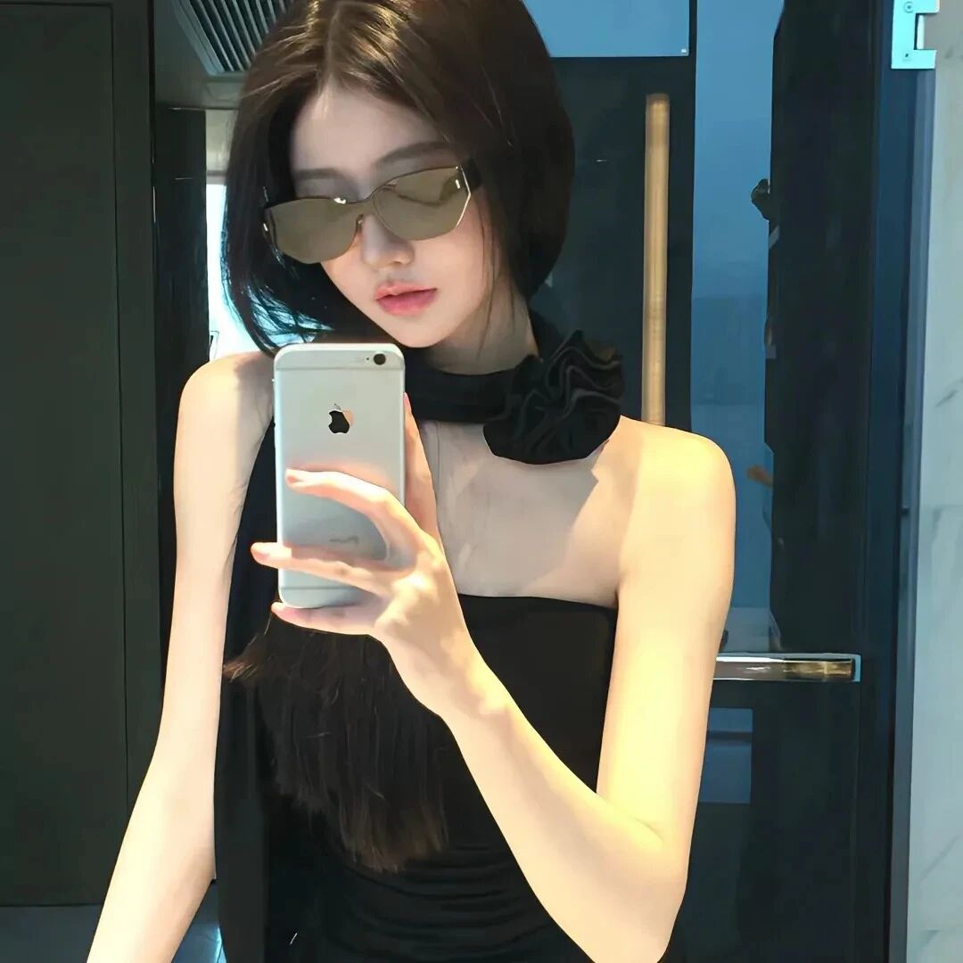 自拍手机墨镜很飒女生头像