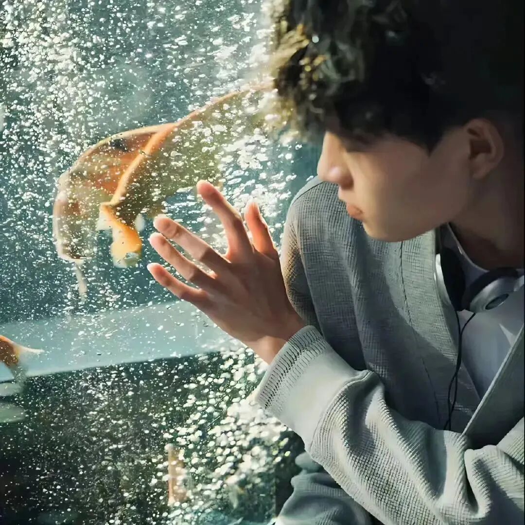 氛围感侧脸男生头像