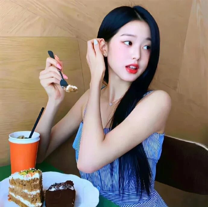吃东西温柔女生头像