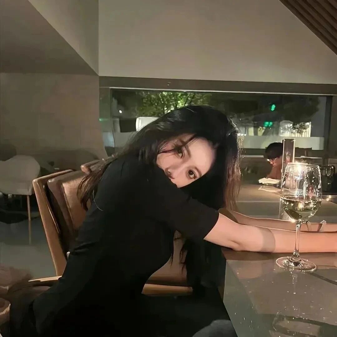 喝酒气质女生头像