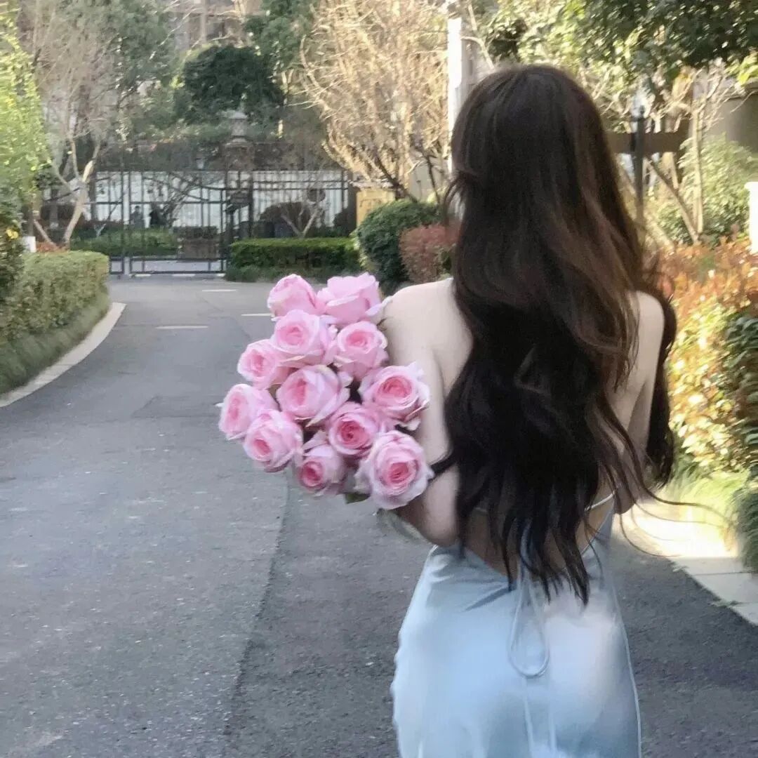 鲜花温柔背影不露脸女生头像