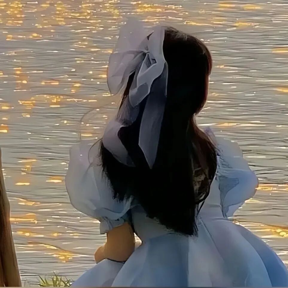 海边温柔背影不露脸女生头像