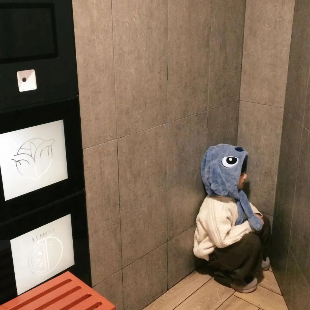 蹲在角落小男孩萌娃头像