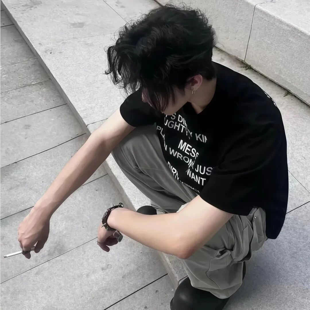 蹲着个性侧脸男生头像