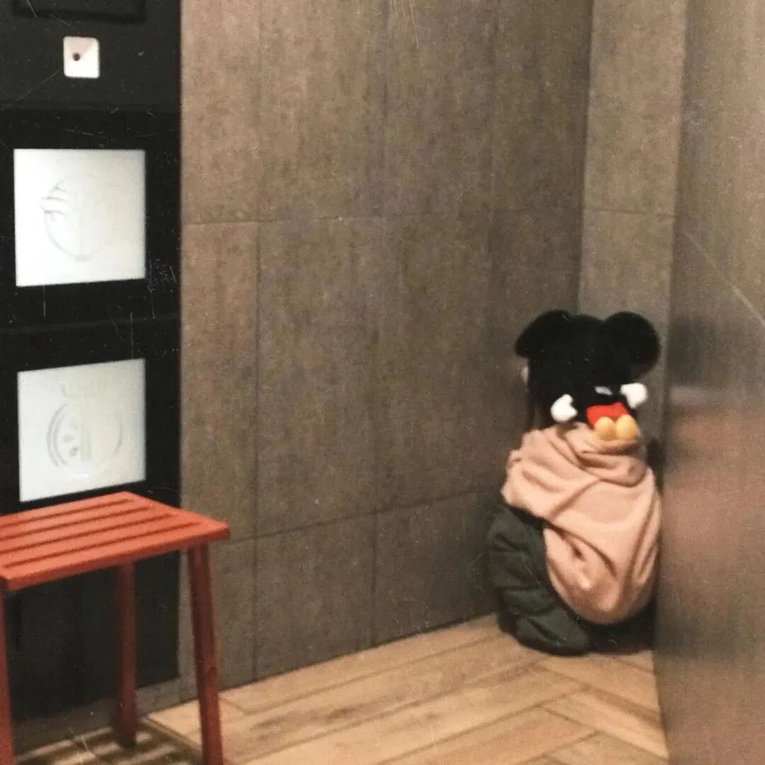 蹲在角落小女孩萌娃头像