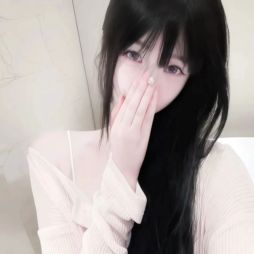 捂嘴纯欲女生头像