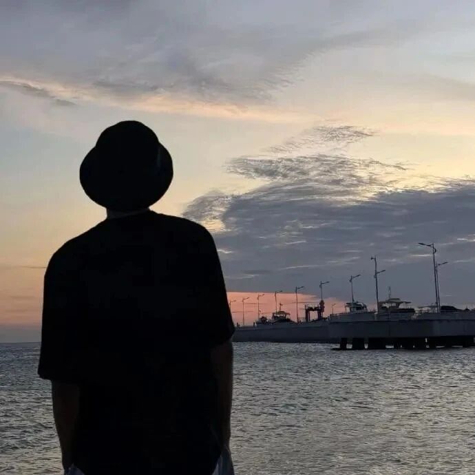 beiyaiyingzhaiwantaifaxiao海边单人真人情侣头像