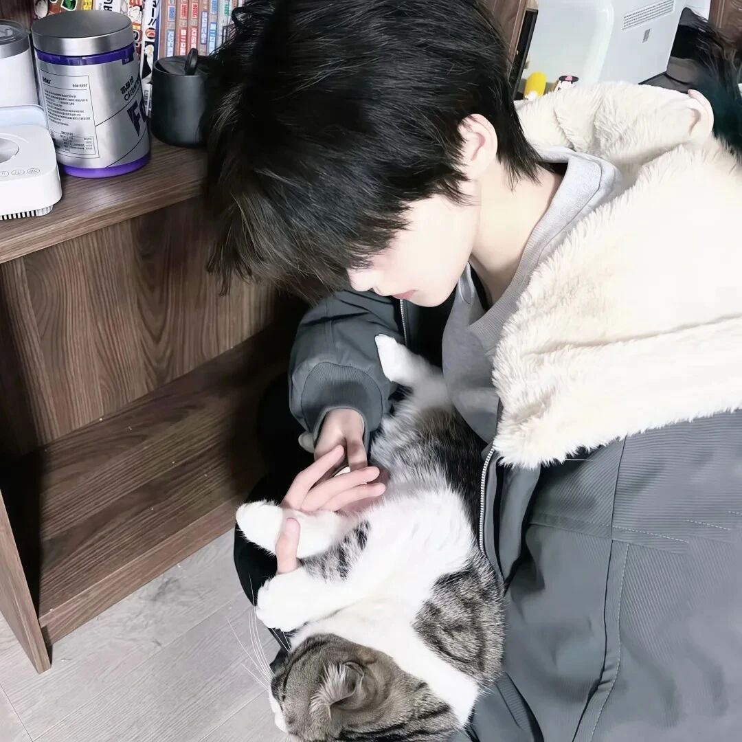 抱着猫咪个性侧脸男生头像