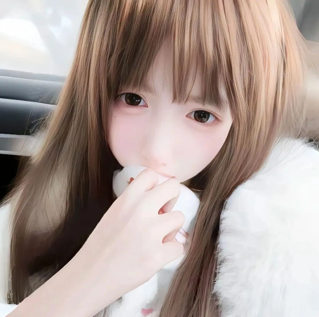 车内捂嘴少萝女生头像