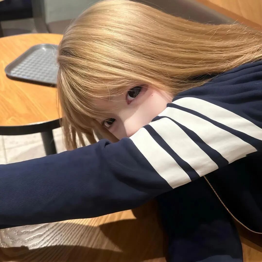 趴着少萝女生头像